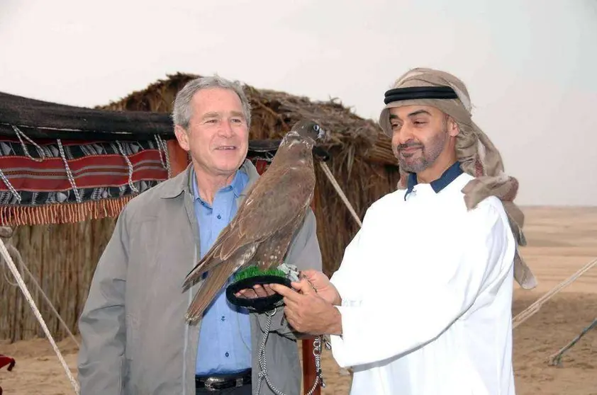 El jeque Mohamed enseña un halcón al presidente estadounidense George W. Bush el 14 de enero de 2008, Bush estaba de gira por Oriente Medio. (Archivo Nacional)
