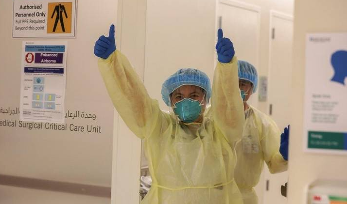 En la imagen de Reuters, personal sanitario en Emiratos Árabes.