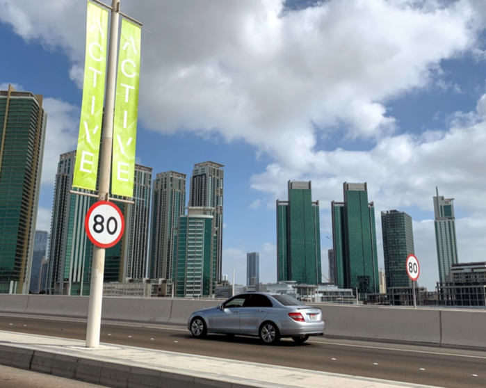 Señales de límite de velocidad en una carretera de Abu Dhabi. (EL CORREO)