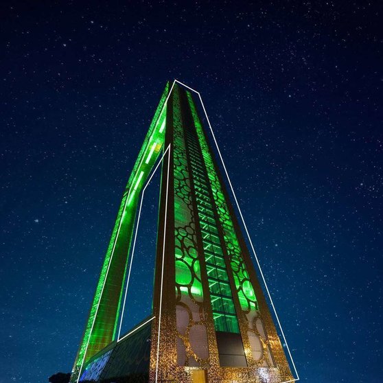 Iconos como el Marco de Dubai se iluminaron en verde el pasado viernes para despedir al DMSat-1. (MBR Space Center)