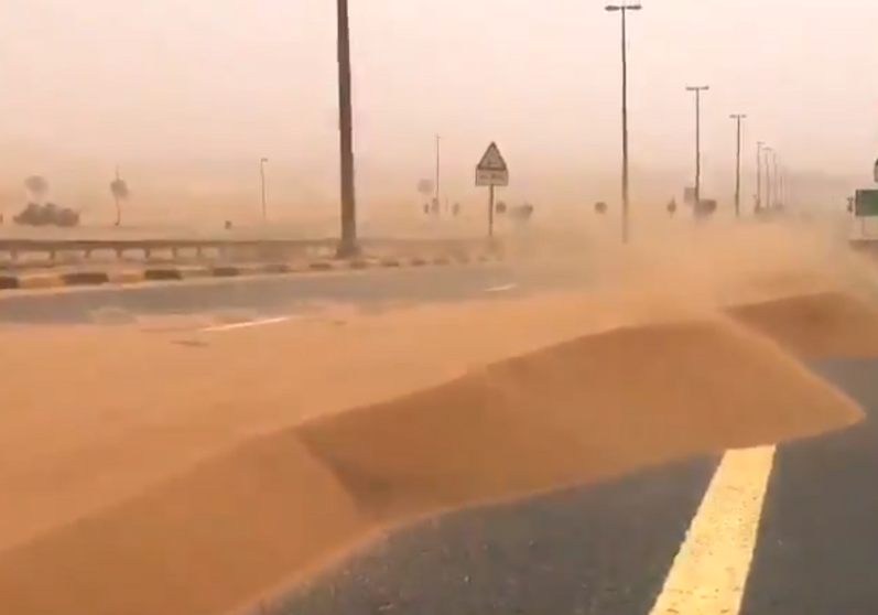 La arena cubre una carretera de la Región Central este domingo. (NCM)