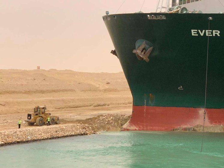 Operarios trabajan para desencallar el 'Ever Given' en el Canal de Suez. (REUTERS)