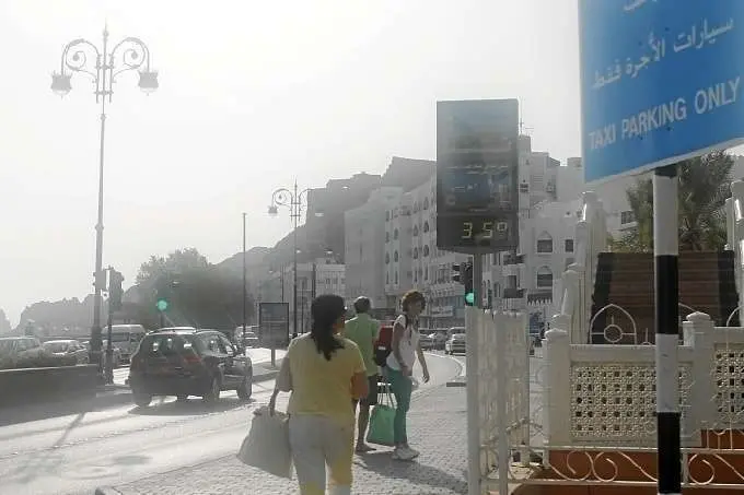 Turistas en la Corniche de Muscat. (EL CORREO)