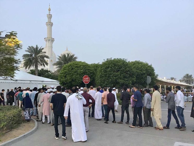 Largas colas para acceder a la Gran Mezquita de Abu Dhabi en la mañana de este Eid al Adha. (EL CORREO)
