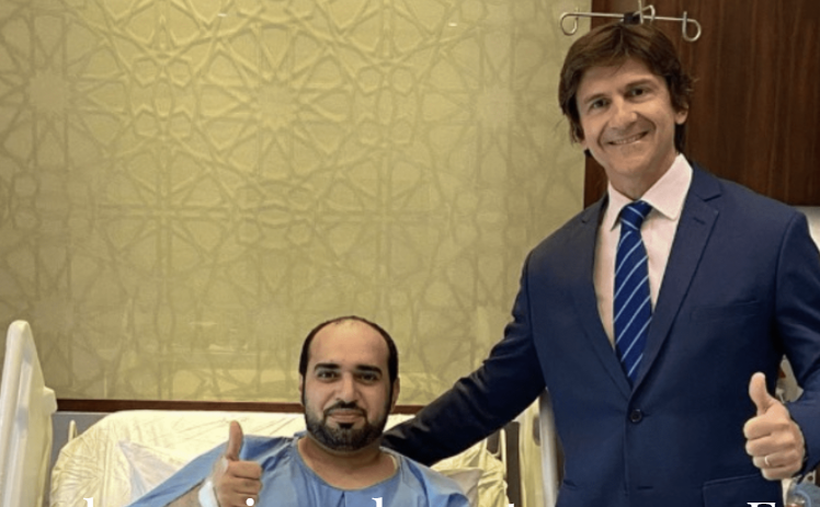 El cirujano argentino junto a su paciente en Abu Dhabi. (Cedida)