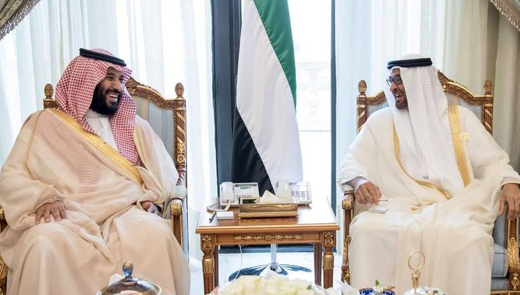 Los príncipes herederos de Abu Dhabi (derecha) y Arabia Saudita. (WAM)