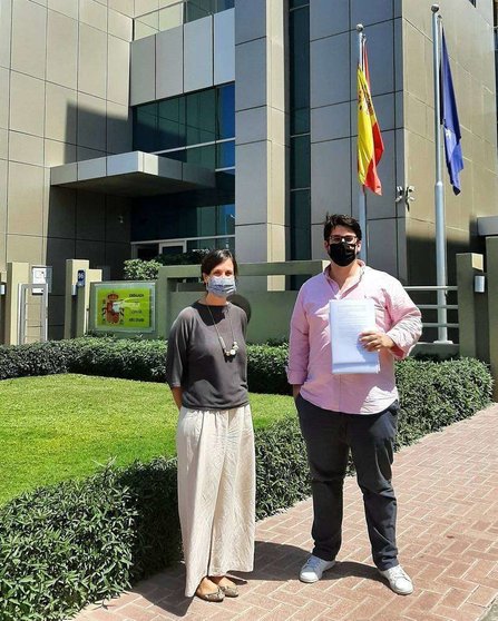 Carmen de Antonio, cónsul de España en Abu Dhabi, y Alfredo Saenger, en la puerta de la Embajada de España. (@EmbEspEAU)