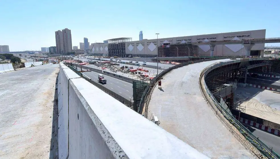 Construcción de las carreteras de acceso al nuevo centro comercial Al Khail Avenue Mall de Dubai. (WAM)