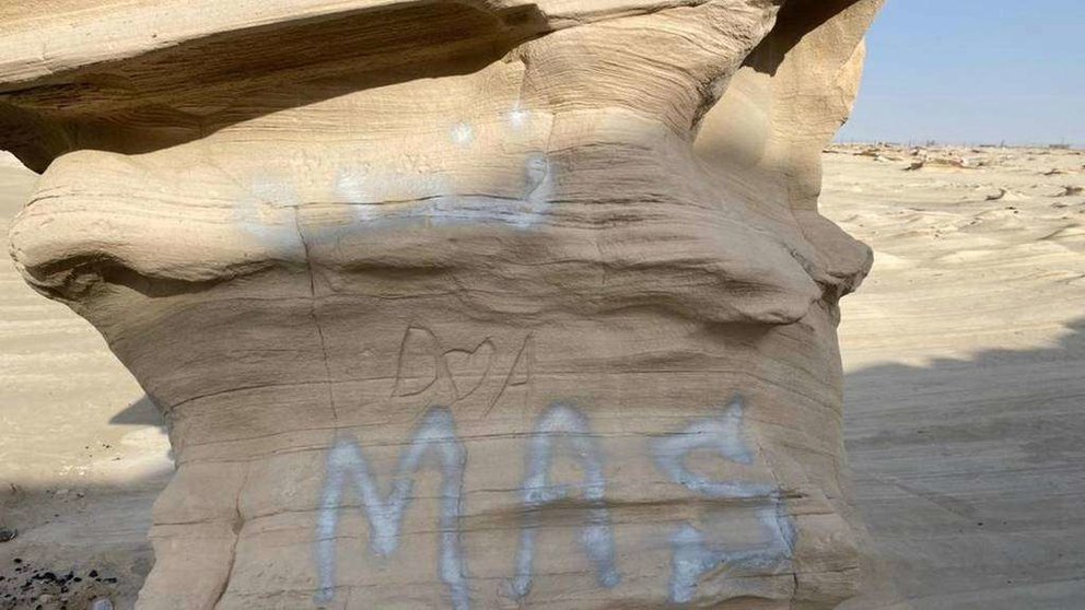 Pintadas en las dunas fósiles de Al Wahtba. (Hannah Androulaki-Khan)