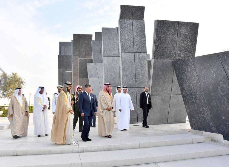 El Rey de Jordania recorre el Mausoleo de los Mártires en Abu Dhabi. (WAM)