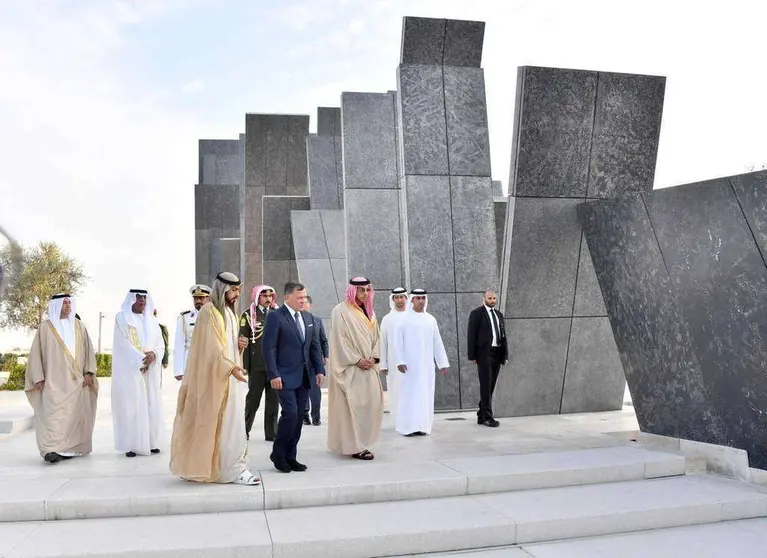 El Rey de Jordania recorre el Mausoleo de los Mártires en Abu Dhabi. (WAM)