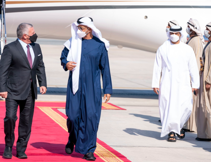 El jeque Mohamed bin Zayed recibe en el aeropuerto al rey de Jordania. (Twitter)