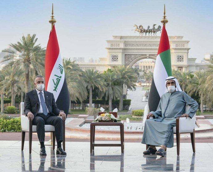 Mustafa Al-Kadhimi y Sheikh Mohammed bin Rashid Al Maktoum, este domingo en Abu Dhabi. (WAM)