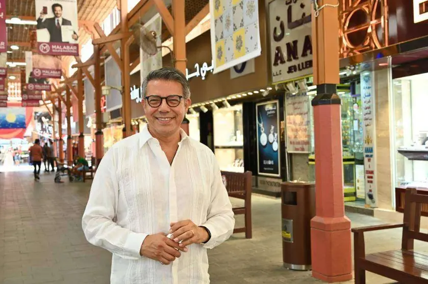 El mexicano José Toledo, ante su obra en el Gold Souk de Dubai. (EL CORREO)