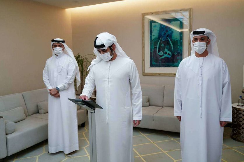 Maktoum bin Mohammed bin Rashid Al Maktoum prueba la nueva web del Centro de Seguridad Económica de Dubai. (WAM)