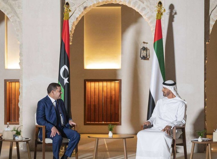 El representante libanés y el príncipe heredero de Abu Dhabi. (WAM)