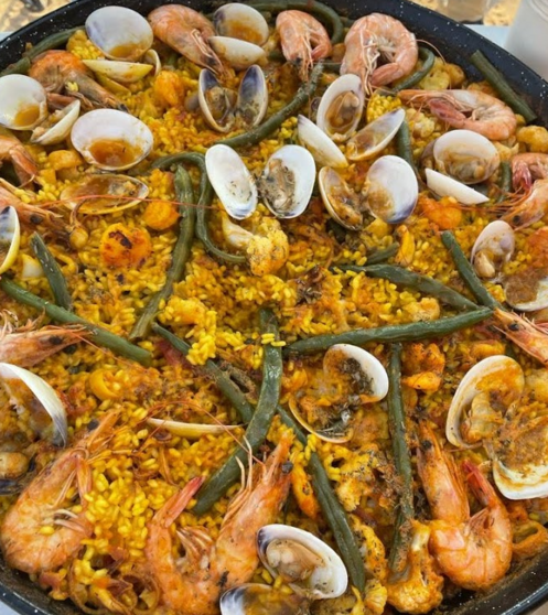 Una paella realizada en el desierto de Emiratos Árabes. (EL CORREO)