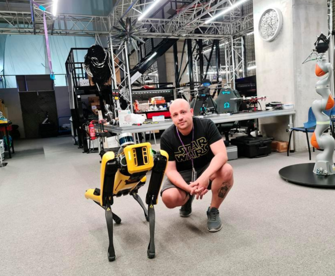 Samuel Prieto en el laboratorio de robótica. (Fuente externa)