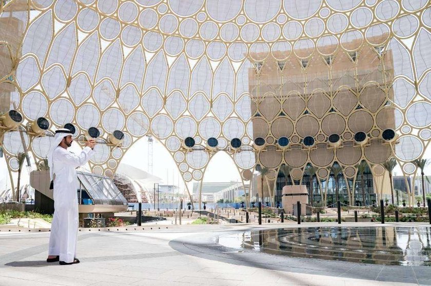 El jeque Hamdan bin Mohammed tomó algunas fotos en la plaza Al Wasl, eje central de la Expo. (WAM)