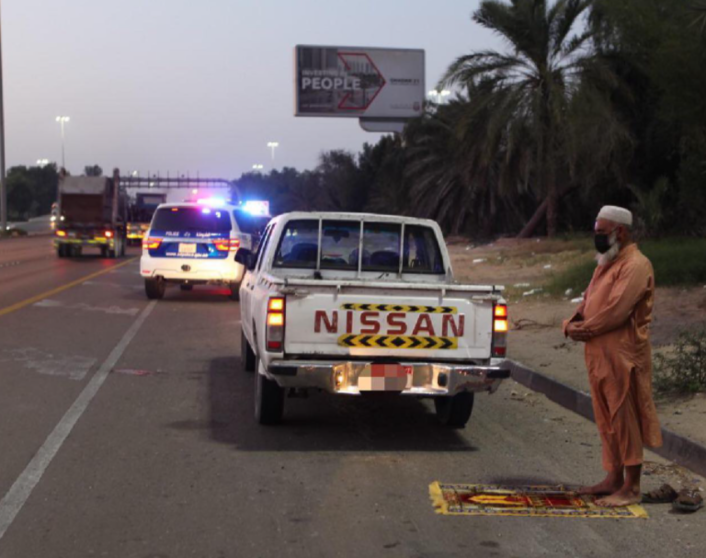 La Policía de Abu Dhabi difundió una imagen de vehículo aparcado en el arcén..