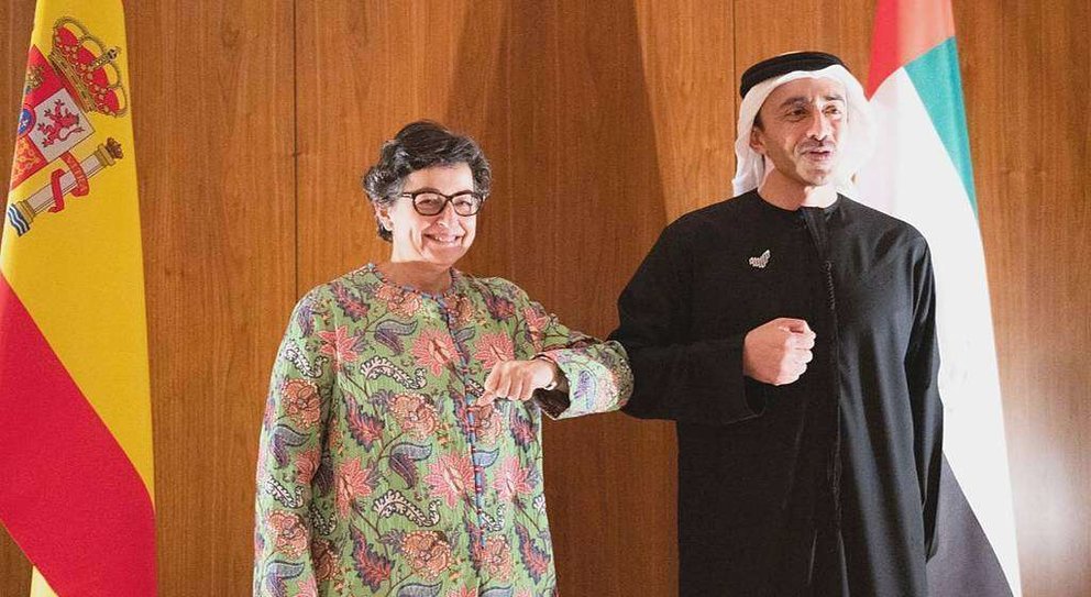 La ministra de Asuntos Exteriores de España saluda a su homólogo emiratí durante el encuentro que mantuvieron en Abu Dhabi. (@SpainMFA)
