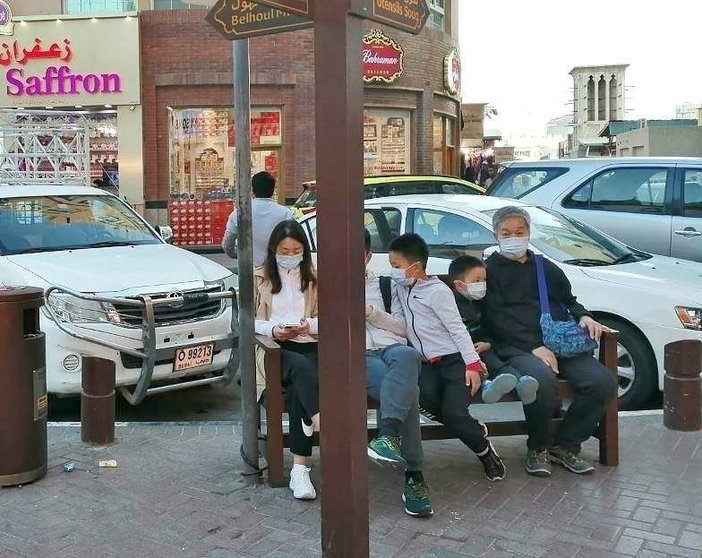 Familia china en la zona de Al Fahidi en Dubai el pasado lunes. (EL CORREO)