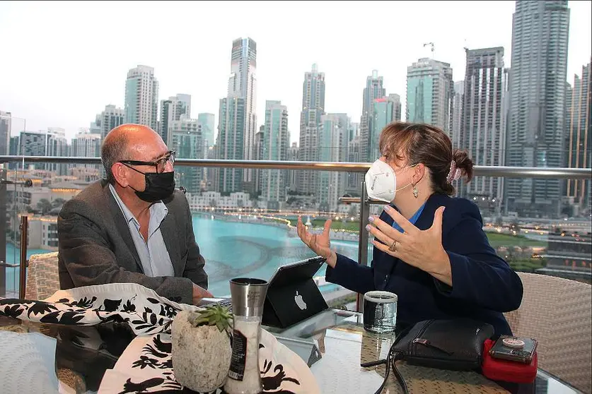 El periodista Rafael Unquiles, durante la entrevista que el pasado lunes le hizo en Dubai a Martha Delgado, subsecretaria de Asuntos Multilaterales y Derechos Humanos de México. (Naved Ullah / EL CORREO)