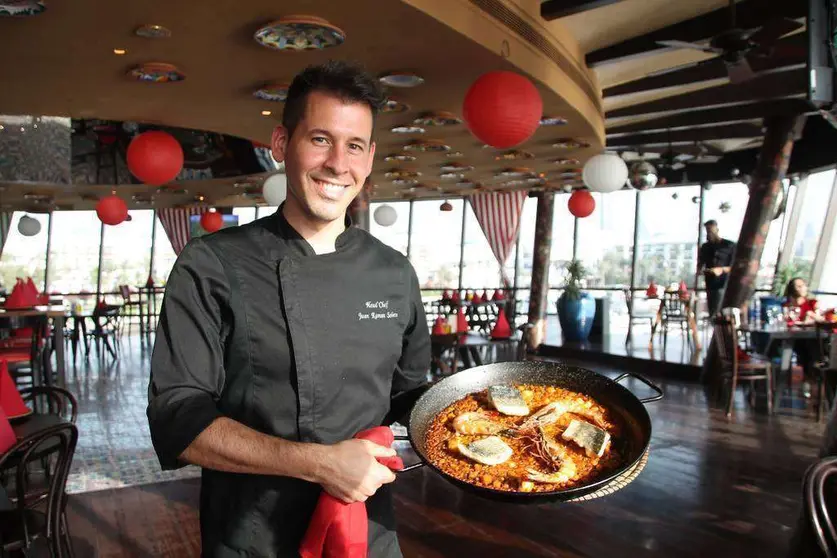 El chef valenciano Juan Ramón Sobero muestra en Casa de Tapas un espectacular paella de marisco con socarrat. (EL CORREO)