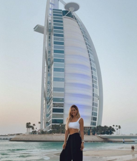 Caro Sandoval en la playa del hotel Burj Al Arab. (Instagram)