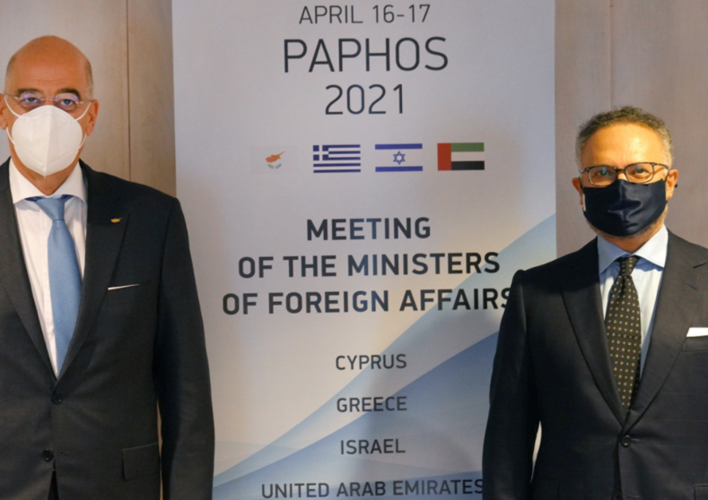 El canciller de Grecia, Nikos Dendias (izquierda) junto a Anwar Gargash.