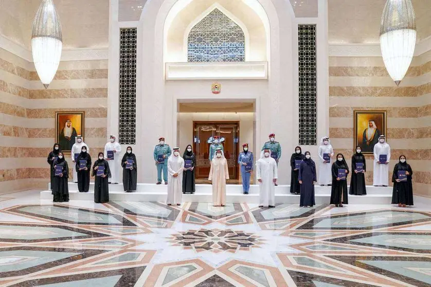 El jeque Mohammed bin Rashid y otros funcionarios en el palacio de Abu Dhabi Qasr Al Watan este sábado. (Dubai Media Office)