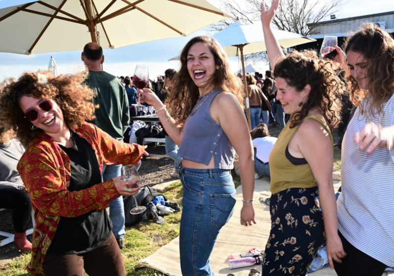  Israelíes en una fiesta de baile al aire libre sin máscaras solo para invitados vacunados. (Michael Giladi / Flash90)