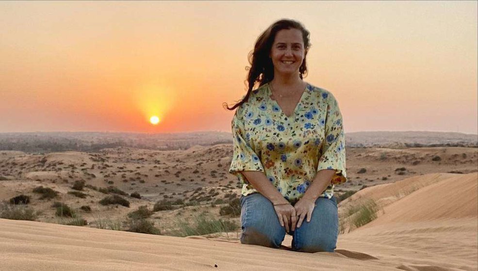 María Pirén, ante una impresionante puesta de sol en el desierto de Ras al Khaimah en Emiratos Árabes Unidos. (EL CORREO)