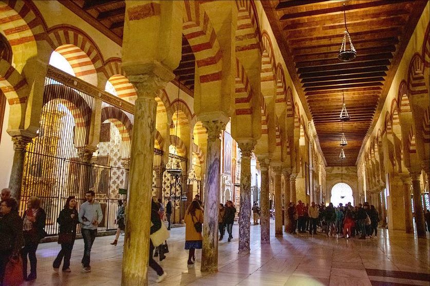 Turistas en el interior de la Mezquita de Córdoba. (Carmen Barahona)