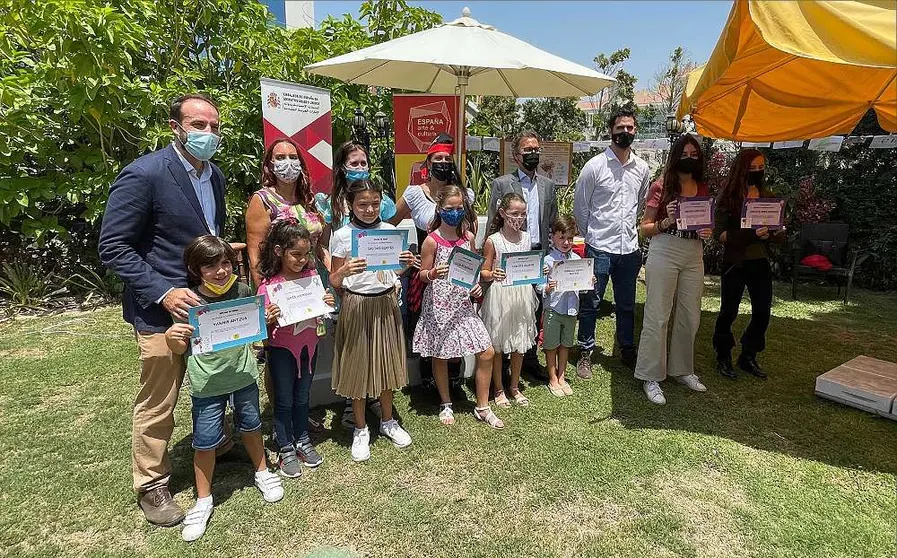 Los ganadores del Concurso de Relatos y Dibujos, con el embajador de España y miembros de la Asociación de Profesores de Español en EAU. (EL CORREO)