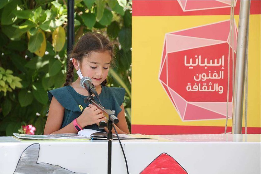 Una niña lee en Dubai un fragmento de Don Quijote durante la celebración del Día del Libro 2021 en Emiratos Árabes. (EL CORREO)