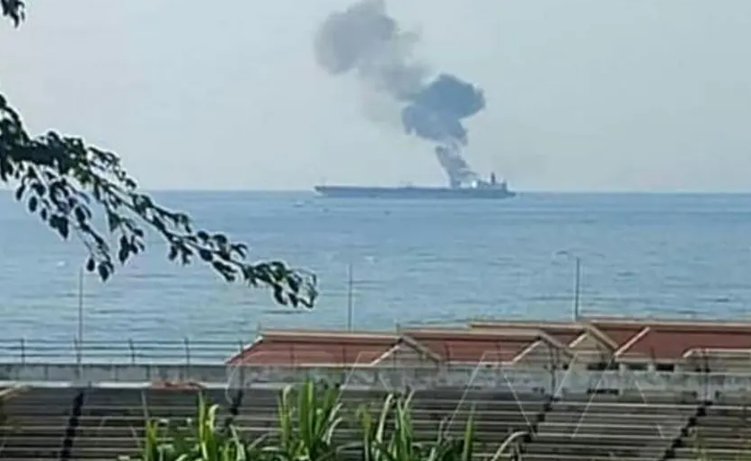 Una imagen distribuida publicada por la Agencia de Noticias Árabe Siria (SANA) oficial, el 24 de abril de 2021, muestra humo saliendo de un camión cisterna frente a la costa de la ciudad de Banias, en el oeste de Siria. 
