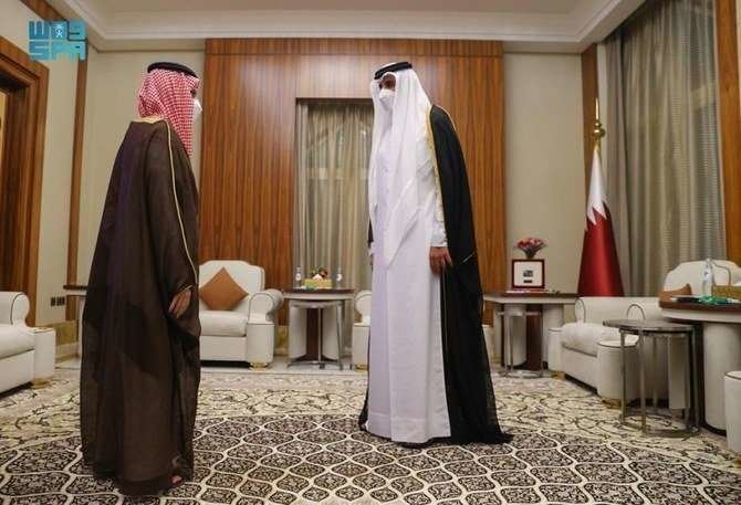 El emir jeque Tamim bin Hamad de Qatar recibe en Doha al Ministro de Relaciones Exteriores de Arabia Saudita, el príncipe Faisal bin Farhan. (SPA)
