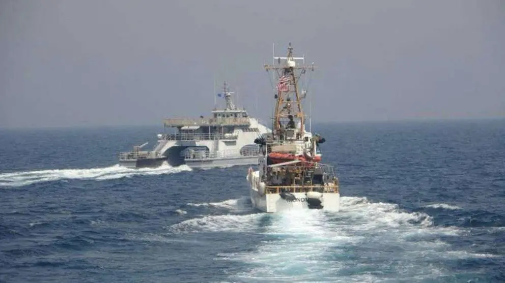 Una imagen publicada por el ejército estadounidense muestra un barco de la Guardia Revolucionaria Iraní acosando a un barco estadounidense.