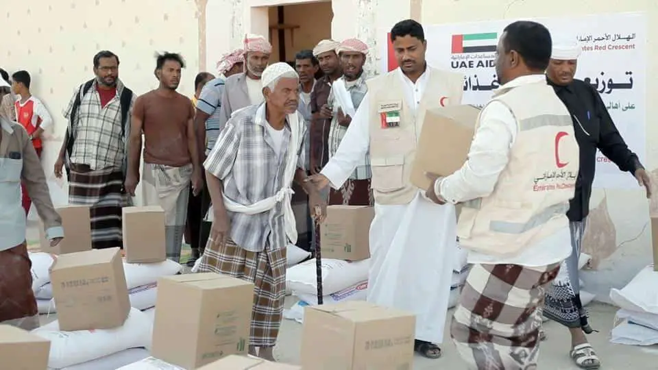 Entrega de ayuda alimentaria en Tarim, Yemen. (WAM)