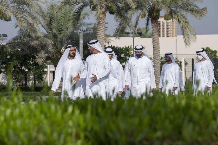 El gobernante de Dubai y el príncipe heredero de Abu Dhabi este domingo. (WAM)
