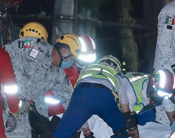 Fuerzas de seguridad trabajan en el lugar del accidente. (Twitter)