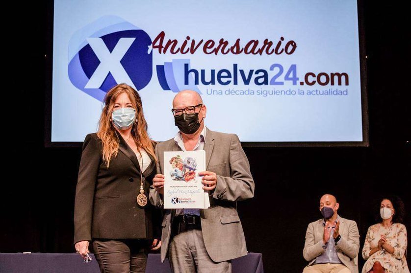 Rafael Pérez Unquiles recibe el galardón 'Mejor periodista de la década'. (Huelva24)