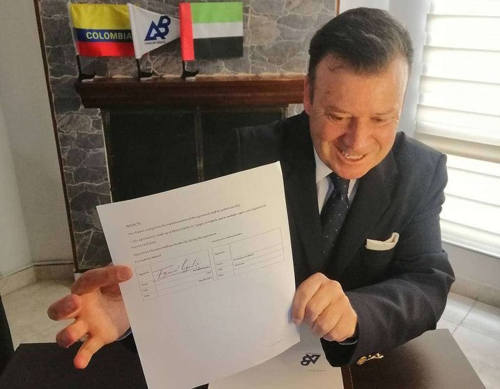 Farid Lozada, director general de la Fundación AbbaCol, muestra desde Bogotá el acuerdo firmado. (AbbaCol)