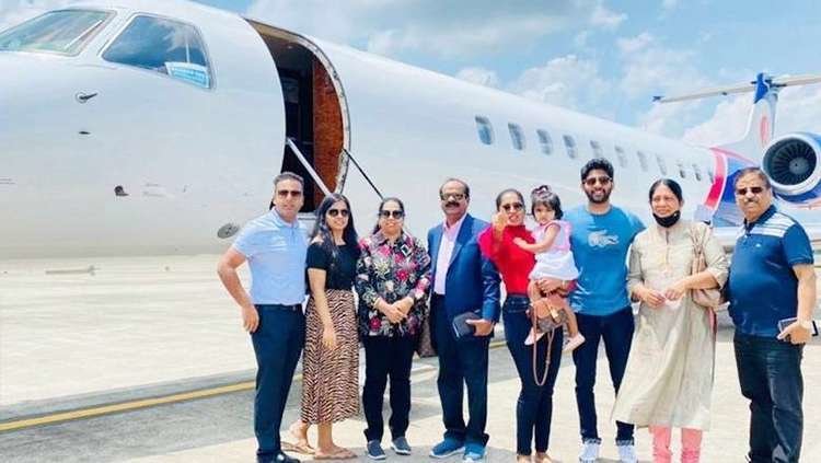 La familia Syamalan posa para una foto en el aeropuerto de Dubai. (GulftoDay)