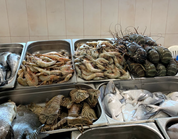 Pescado y marisco frescos en un mercado de Emiratos Árabes. (EL CORREO)