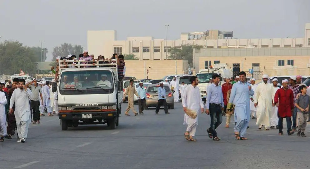 Los fieles durante la hora del rezo en Emiratos durante el Eid Al Fitr. (EL CORREO)