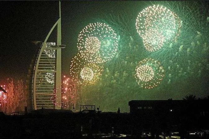 Fuegos artificiales en el Burj Al Arab de Dubai. (ELCORREO)