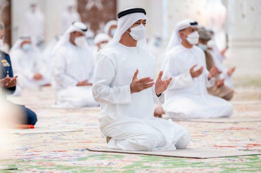 El jeque Mohamed bin Zayed asiste a las oraciones de Eid Al Fitr en la Gran Mezquita Jeque Zayed en Abu Dhabi.  (Ministerio de Asuntos Presidenciales)