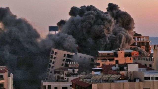 Bombardeo de la fuerzas militares israelíes sobre la torre Hanadi en Gaza. (bbc.com) 